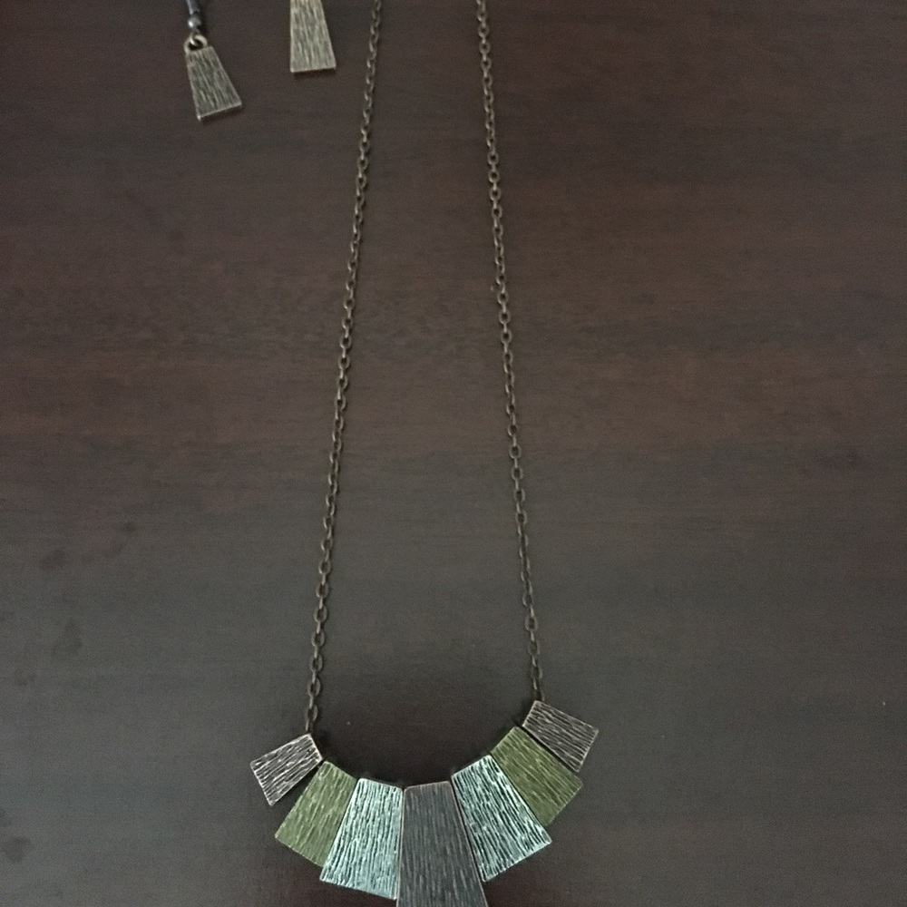 Copper, silver & gold tone necklace & earring set.